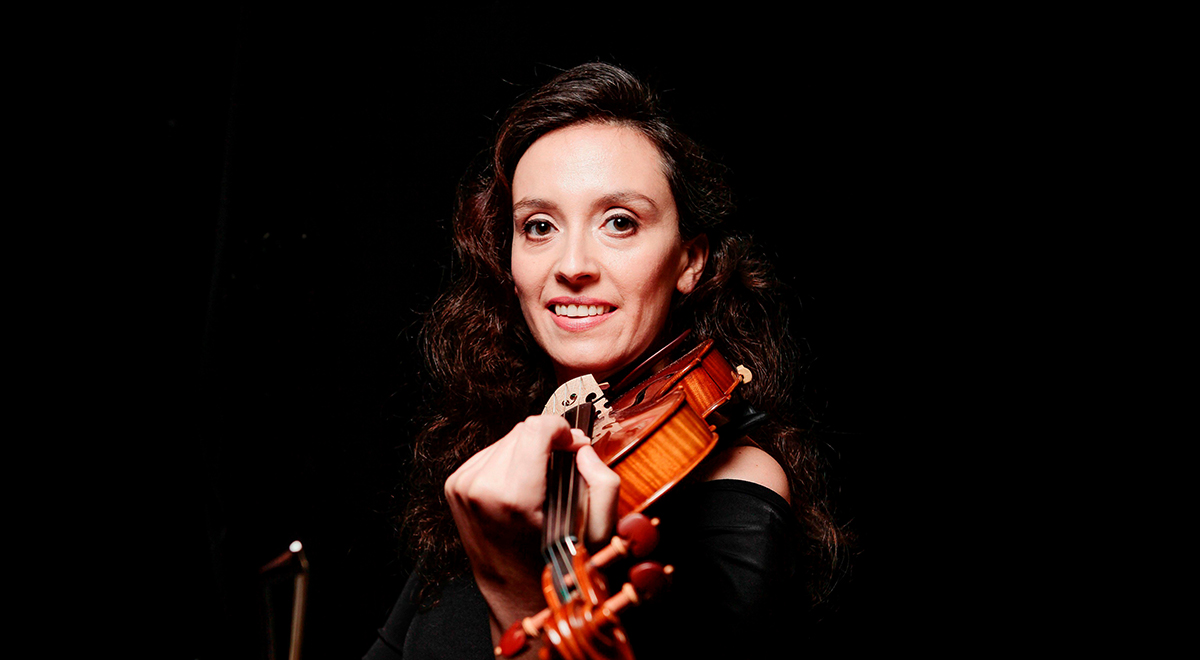 Alejandra Urrutia, nunca pensó que sería Directora de Orquesta, ella estaba enfocada en ser violinista, pero en su paso por la Orquesta Juvenil de Curanilahue, se dio cuenta que tenía habilidades para transmitir su pasión por el violín y la música clásica a otras personas para que sintieran lo mismo.