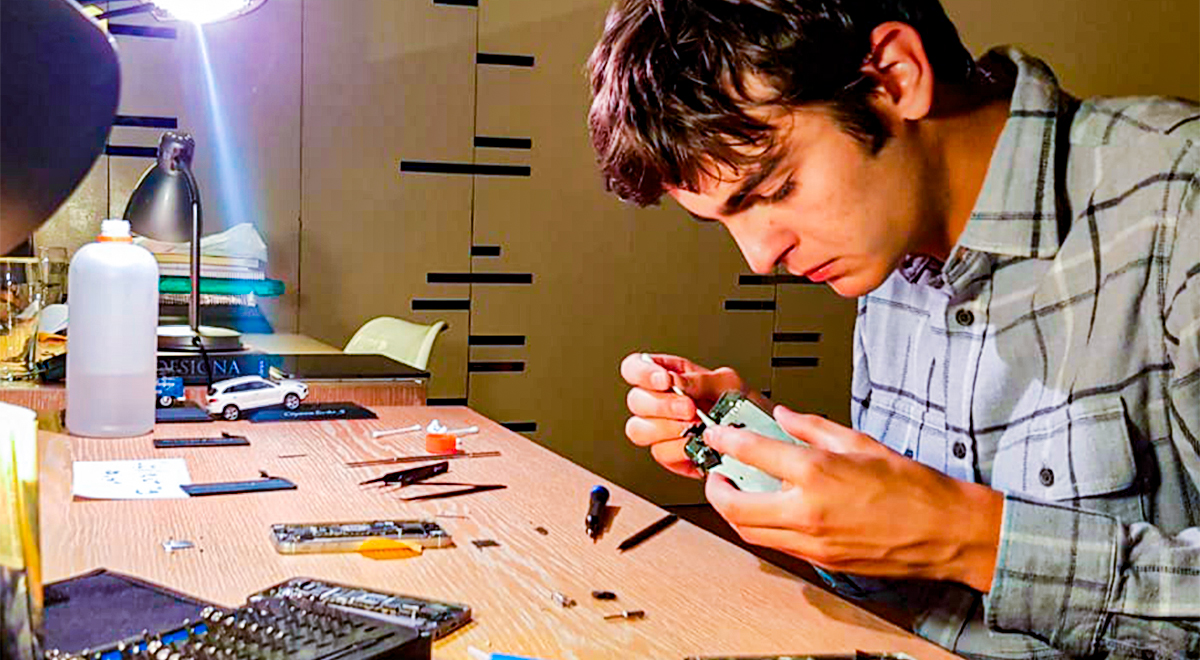 Este brillante emprendedor de 18 años, usó su ingenio y lo conectó con sus capacidades tecnológicas e interés por el medio ambiente para ayudar a los alumnos más necesitados.