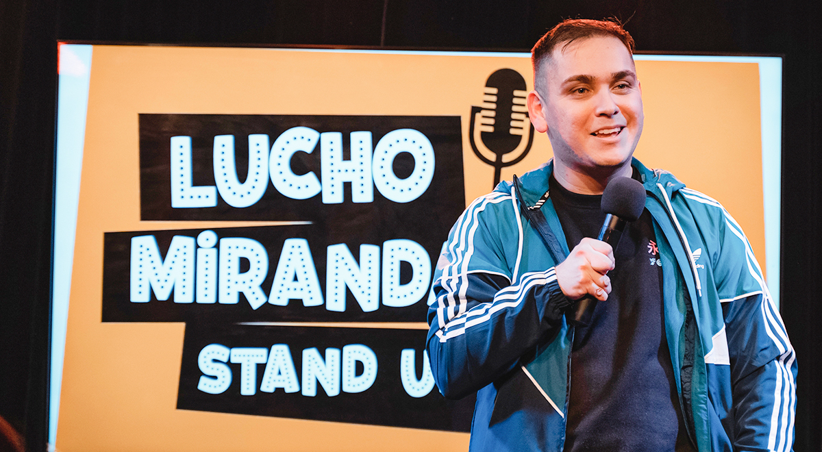 En 2020 Luis Miranda le contó a sus padres que no era feliz trabajando como contador. Renunció a su trabajo y comenzó a cumplir su sueño desde niño: hacer reír a los demás. Hoy este comediante tiene su agenda llena de shows a lo largo de Chile.