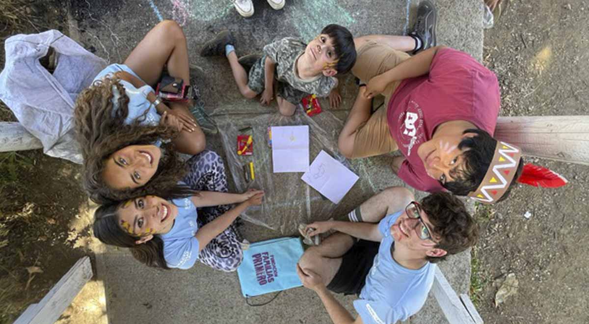 La fundación Familias Primero lanzó esta innovadora propuesta enfocada a jóvenes universitarios que realizan misiones de verano para poder reforzar la lectura en menores durante estas vacaciones.