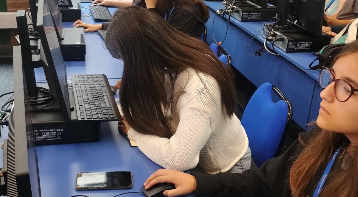 La iniciativa busca entregar mil becas a niñas y adolescentes de entre 13 y 17 años para impulsar su interés en el desarrollo de nuevas tecnologías estudiando en prestigiosas universidades chilenas.