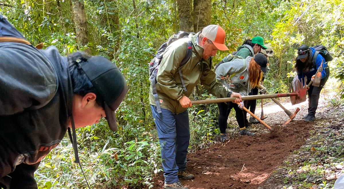 Se trata de una iniciativa impulsada por la ONG Entre Lengas y apoyada por CONAF , la cual busca incentivar a voluntarios y donantes a que se involucren en la conservación senderos en zonas protegidas de la región de Los Ríos.
