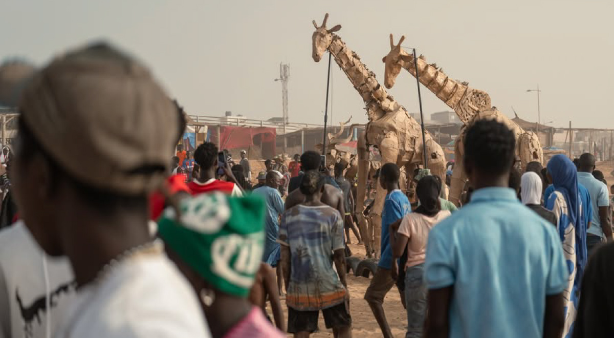 Con marionetas de animales hechas con materiales reciclados que huyen del desastre climático, esta intervención recorrerá del Congo al Ártico con un mensaje de urgencia ambiental para el mundo.