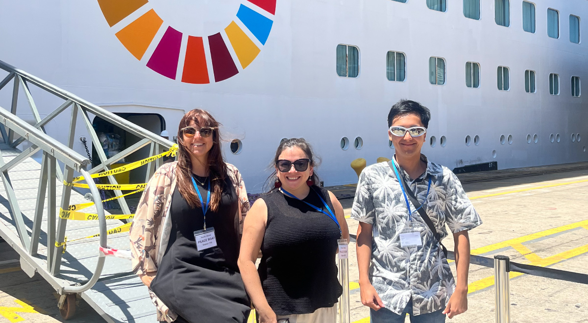  El buque M/V Pacific World, conocido como el Bote de la Paz (Peace Boat), inició un recorrido internacional que comenzó en Tokio, Japón. Contempla la visita a 21 puertos en 14 países del hemisferio sur, promoviendo acciones de protección de la biodiversidad marina junto a comunidades locales.