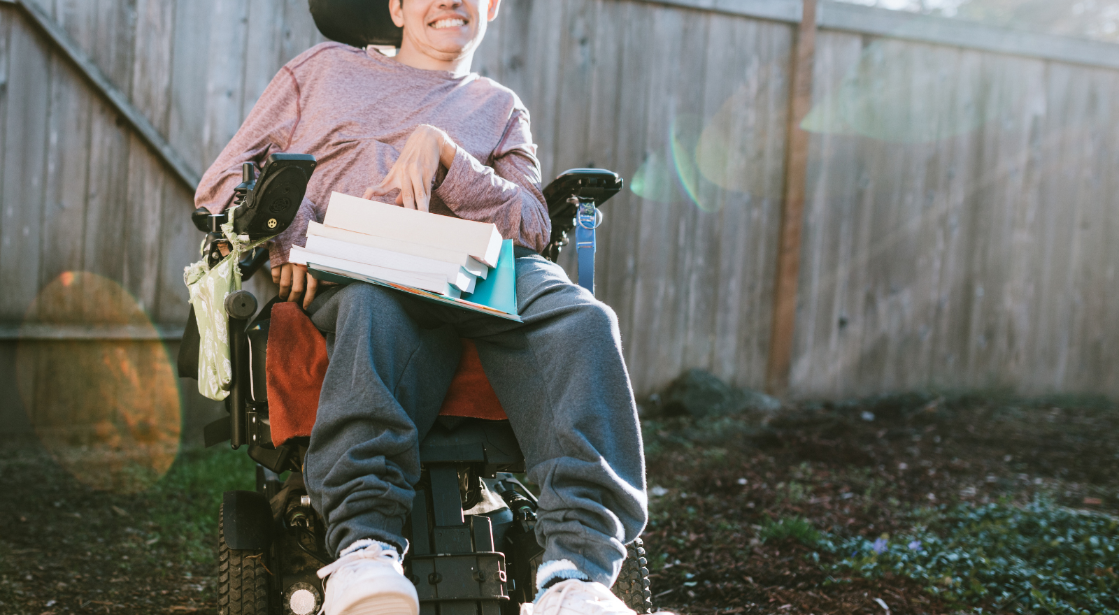  En Chile, más de 1,9 millones de personas viven en situación de discapacidad, enfrentando a diario barreras físicas y urbanas que limitan su autonomía. Frente a esta realidad, la escritora chilena Maite Sasia desarrolló WazeWheels, una aplicación de navegación urbana basada diseñada para personas usuarias de silla de ruedas, personas mayores y ciudadanos con movilidad reducida.