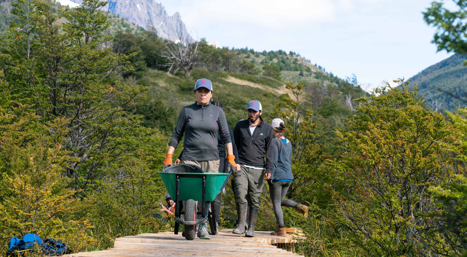  El Parque Nacional Torres del Paine concentra el 90% de las expulsiones de la red de parques nacionales entre 2025 y 2026, según Conaf, reflejando la alta presión sobre el área protegida. Frente a este escenario, Fundación Legacy impulsa voluntariados con enfoque local y acciones concretas de conservación. Desde 2014 ha movilizado más de 770 millones de pesos en beneficio del parque y generado 8.500 horas de trabajo voluntario en terreno.